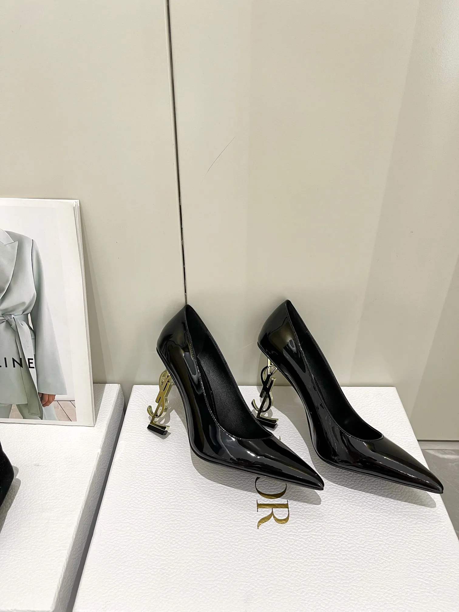 👟👟Ex-factory price 560👟👟 YSL Yves Saint Laurent’s fashionable logo and high heels are new✔️✔️✔️ Only YSL understands women’s hearts best! The exquisite shoe last and the original molded custom logo heel are also the biggest highlights of this pair of shoes! The upper is exquisite and high-end! Full of goddess style🥂 💙 Upper: imported calf leather, cow patent leather 💙 Lining: imported 🐑 sheep leather 💙 Sole: imported leather outsole 💙 Height: 9cm 💙 Color: black paint with gold, black leather with black 💙 Size: 35-39 💙 (Full package)